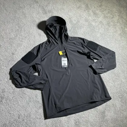 始祖鸟军鸟LEAF SMU Gamma SL #战术装备 #户外硬核玩家 男女同款户外皮肤衣情侣款防晒服冲锋衣 作为始祖鸟军线LEAF系列的隐藏王牌,Gamma SL的战术基因刻在骨子里——实测告诉你,300 克如何吊打户外+战术双战场! ❄️ 极限环境暴力测试 场景1 5°C山地渗透训练 ▫️内搭PC战术背心+速干衣,10公里奔袭后背干爽,汗水不粘身. ▫️风雪突袭:帽子束带拉紧后堪比护甲,雪粒撞上立刻弹开(⚠️暴雨请叠硬壳) 场景2:城市CQB模拟 ▫️墙体摩擦测试:粗砺水泥墙反复蹭30次,面料仅轻微起毛(对比某品牌软壳已起球) ▫️快速脱衣机制:半拉链+弹力下摆,3秒甩衣反应堪比战术脱枪套 💡玩家才知道的暗黑科技 🔋热量管理大师: - 攀岩时拉开1/3拉链,体感温度直降5°C却不灌风 - 静态潜伏时全拉上,体温流失速度比常规软壳慢2倍 🎒终极兼容性: - 左胸隐形拉链袋实测塞进战术折刀+加密U盘,奔跑无晃动 - 修身剪裁完美隐藏在PC背心下,指挥官再也骂我“面包人” 🛠️ 硬核党の挑刺时间 ⭕️ 优点暴击: 四向弹力真·变态级,倒挂速降时衣服跟着肌肉走 洗6次DWR仍坚挺,喷层Nikwax直接复活 ❌ 残酷真相: 极致修身对肌肉猛男不友好(胸围>110cm慎选) 没有内侧暗袋!战术耳机线得从外口袋走 🗣️实测总结: “当同事问为什么上班穿战服—— 「因为它的城市潜行模式,连老板的死亡凝视都能防啊」(笑)” 适用人群→军警训练/户外狠人/末日生存党 慎入警告→想当爆款穿搭的潮人 它低调到像隐身! 👇提问区开放 你的战术装备库还差这件“幽灵护甲”吗?💂♂️ 颜色:黑色 鳄鱼色 游骑兵绿